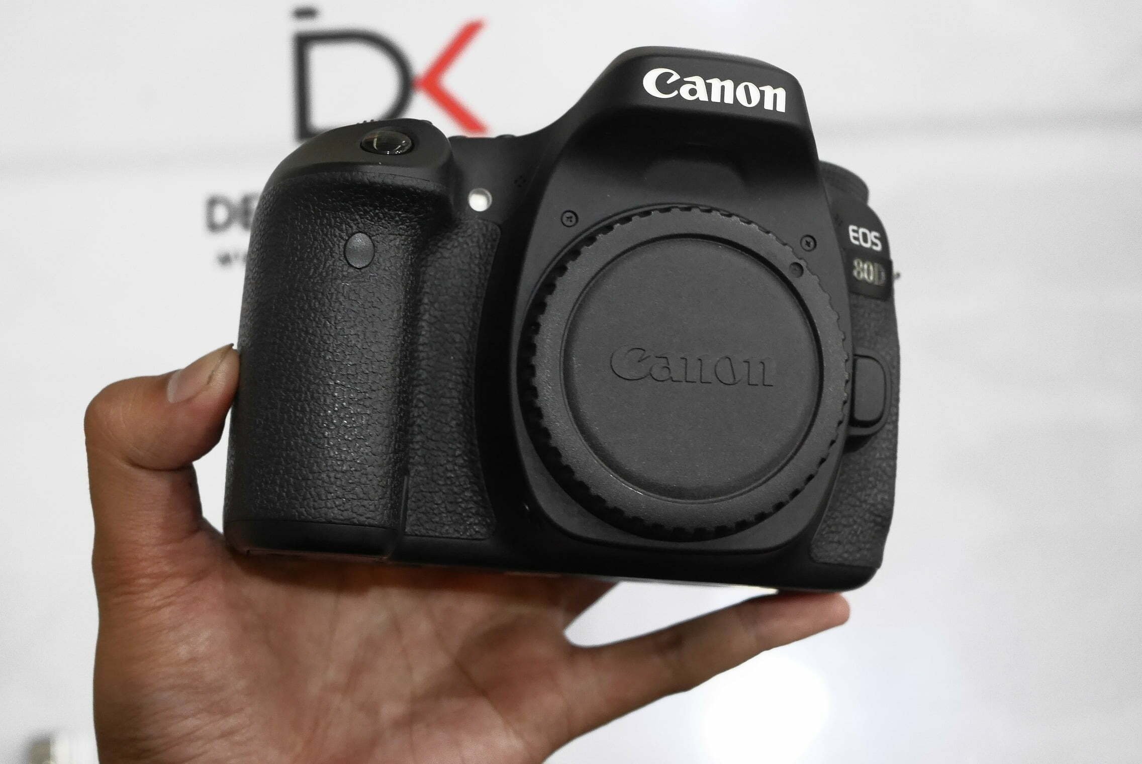 canon 80d body weight